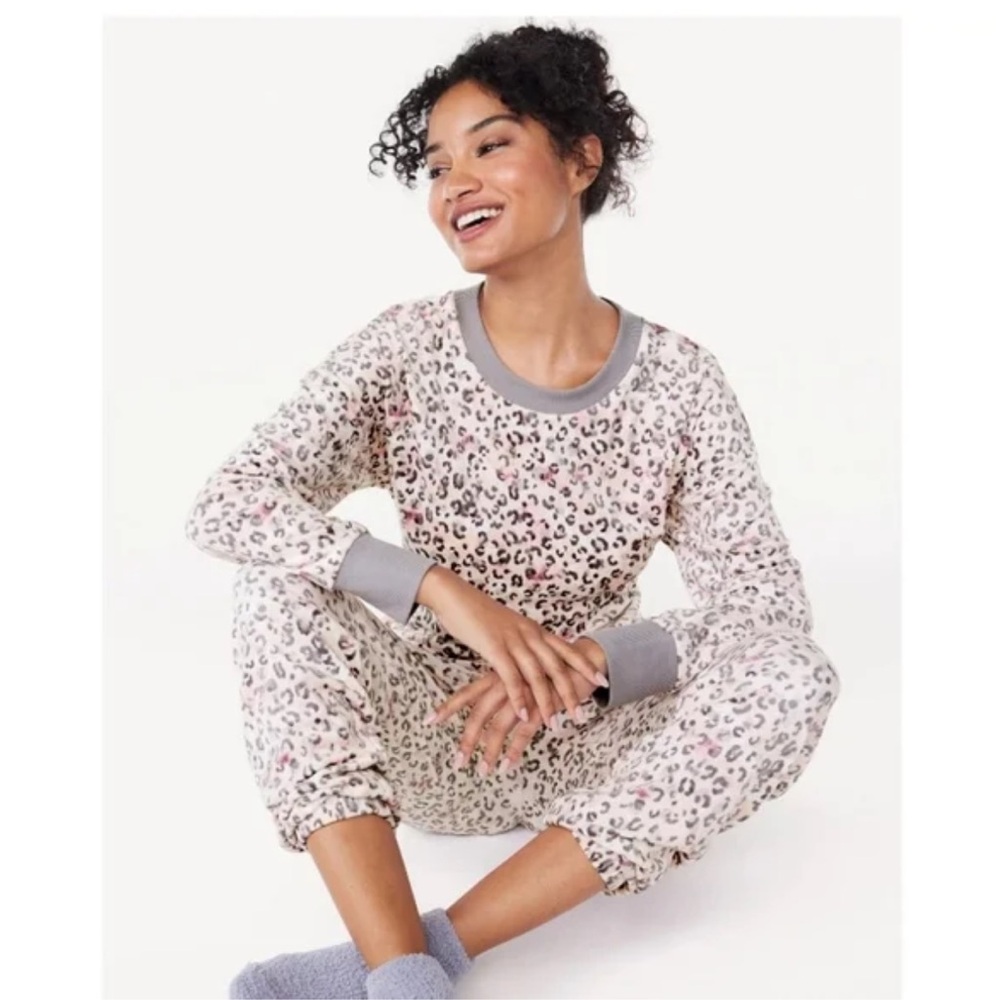 Joyspun Women's Stretch Velour Pajama Set with Socks, 3-Piece